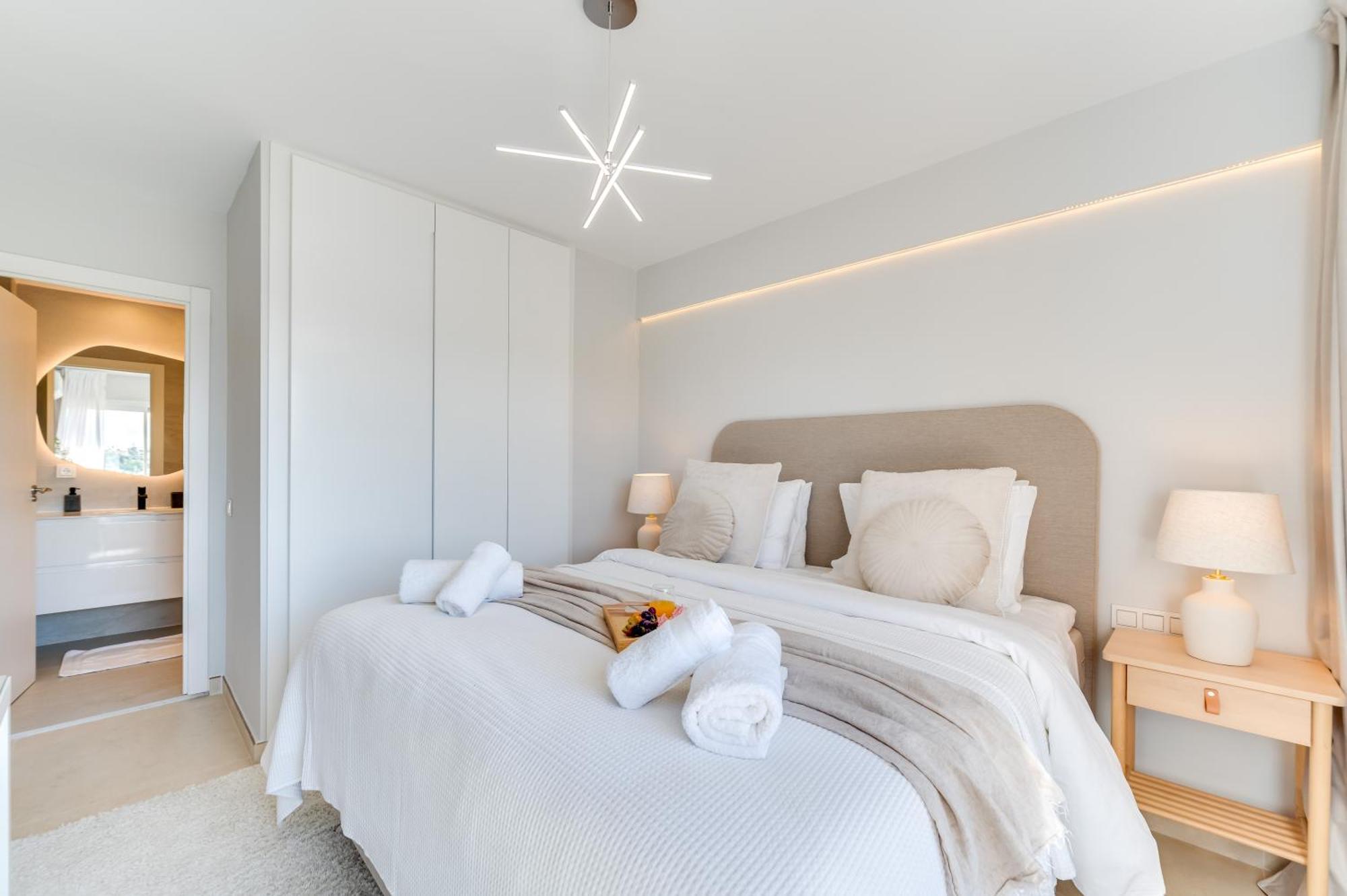 Newly Renovated Sunlit 3bdrm With Stunning Views *