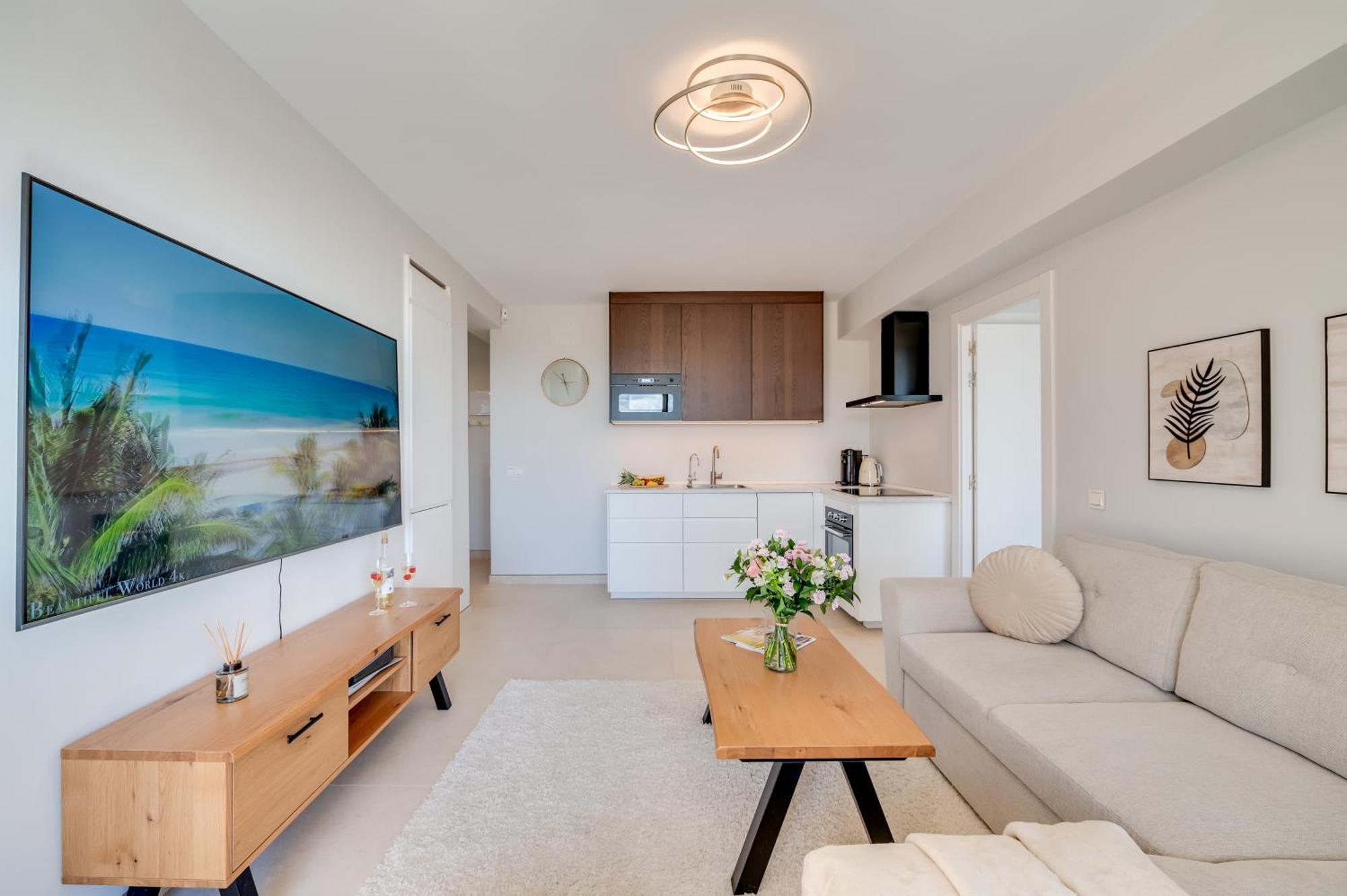 Newly Renovated Sunlit 3bdrm With Stunning Views *