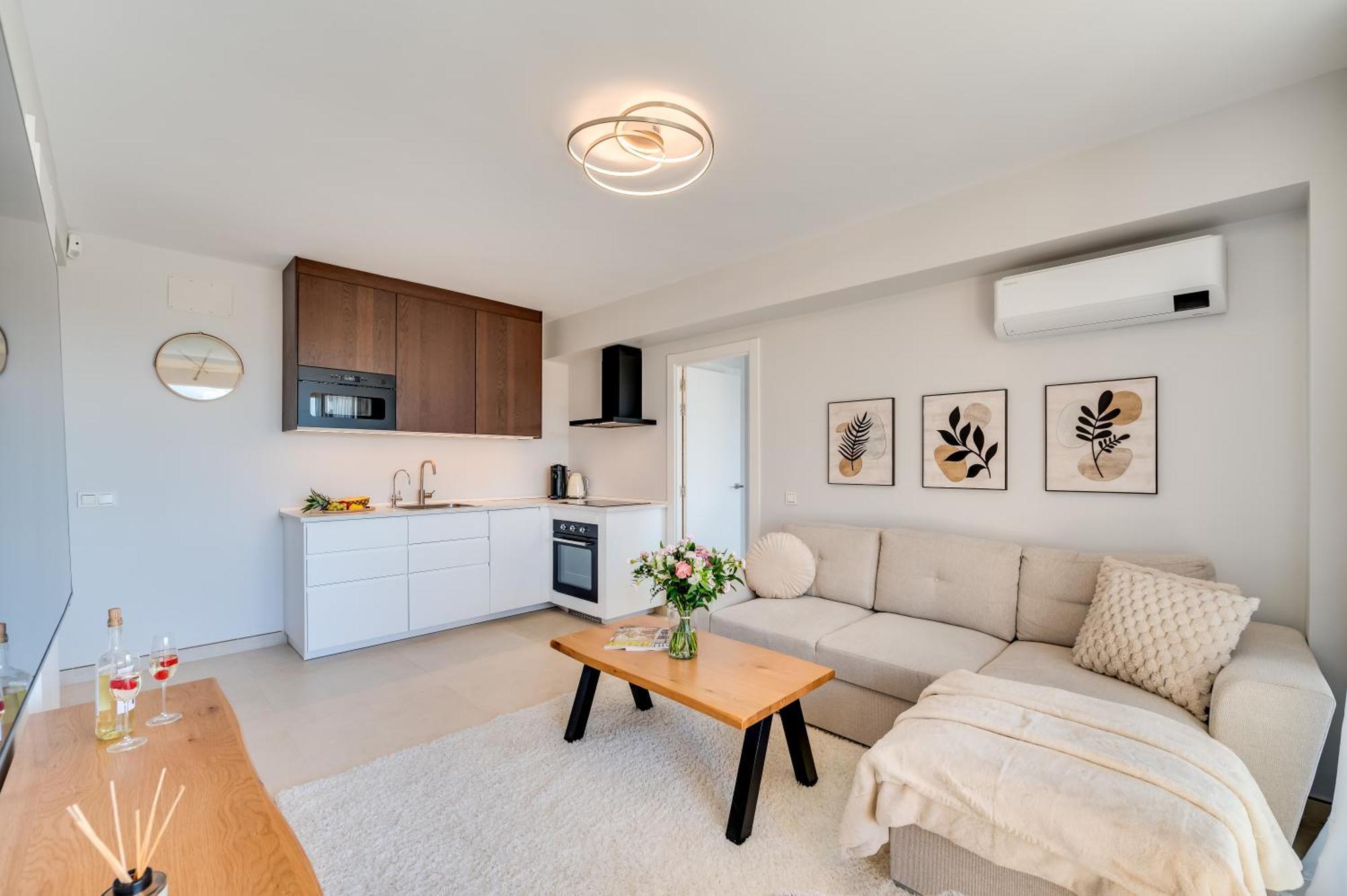 Newly Renovated Sunlit 3bdrm With Stunning Views Apartment *
