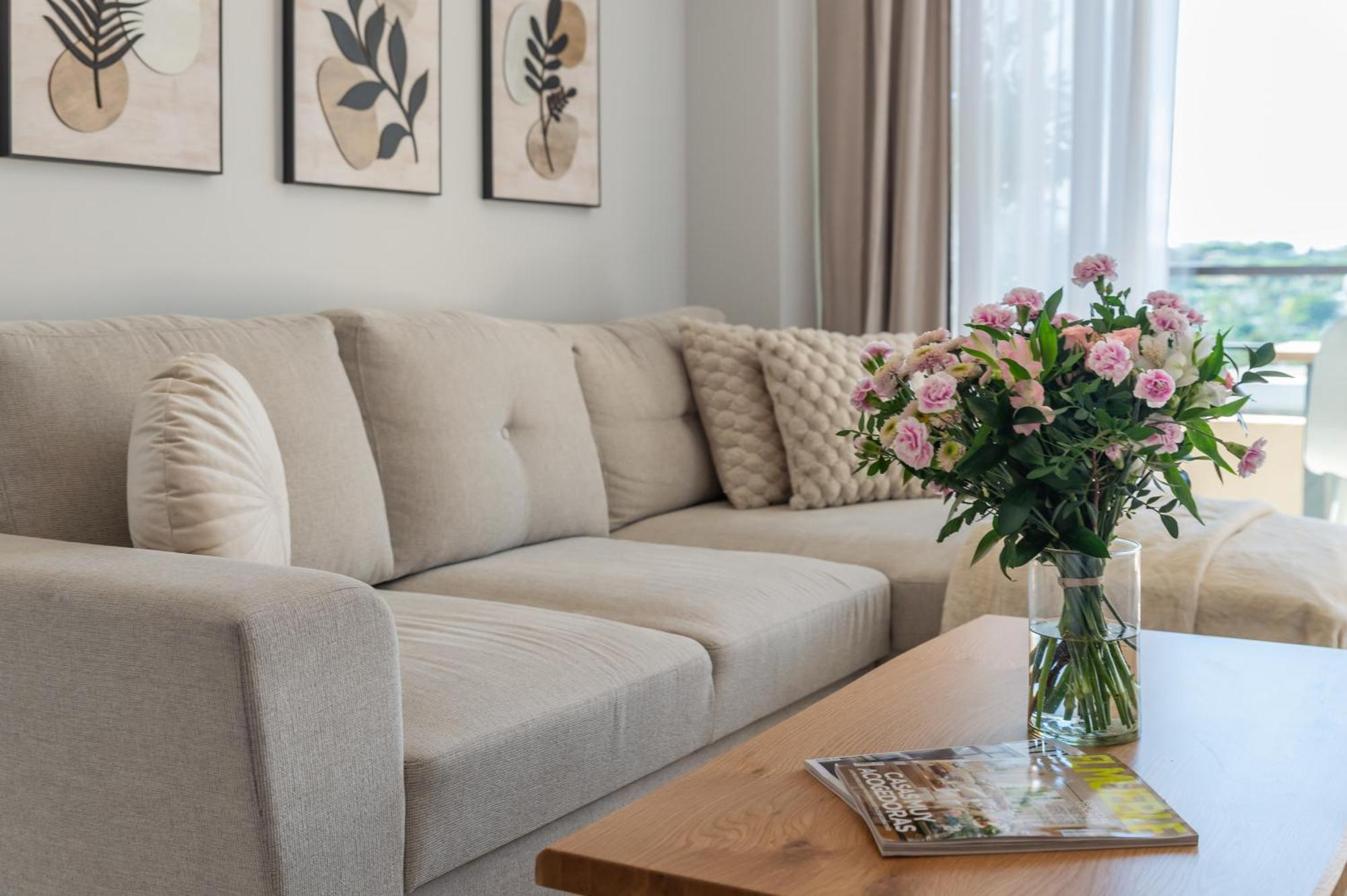 Newly Renovated Sunlit 3bdrm With Stunning Views Apartment *